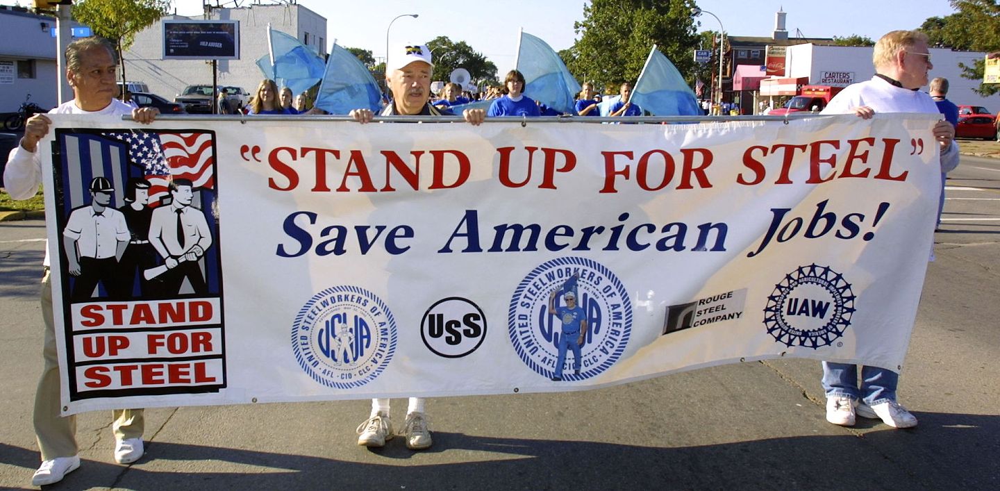 2003年，美国密歇根州（Michigan）民众发起游行，呼吁时任总统“小布什”(George W. Bush)保护制造业岗位。（Getty）
