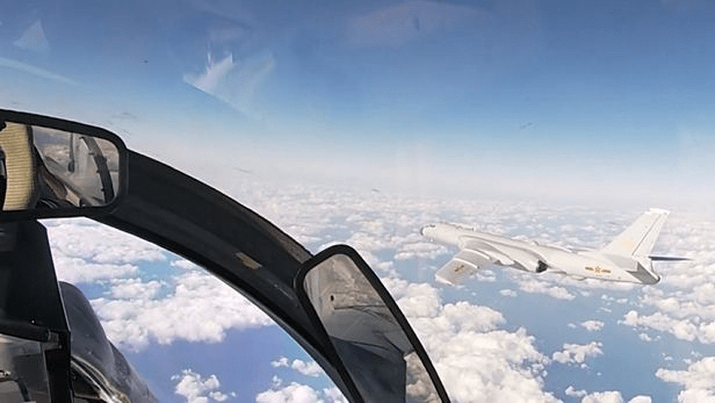 在俄罗斯国防部12月23日发布的视频中，除展示Tu-95机队雪中起飞外，还特别让Su-27机队飞行员用头戴摄像机拍摄了为轰-6护航的一幕。（俄罗斯国防部视频截图）