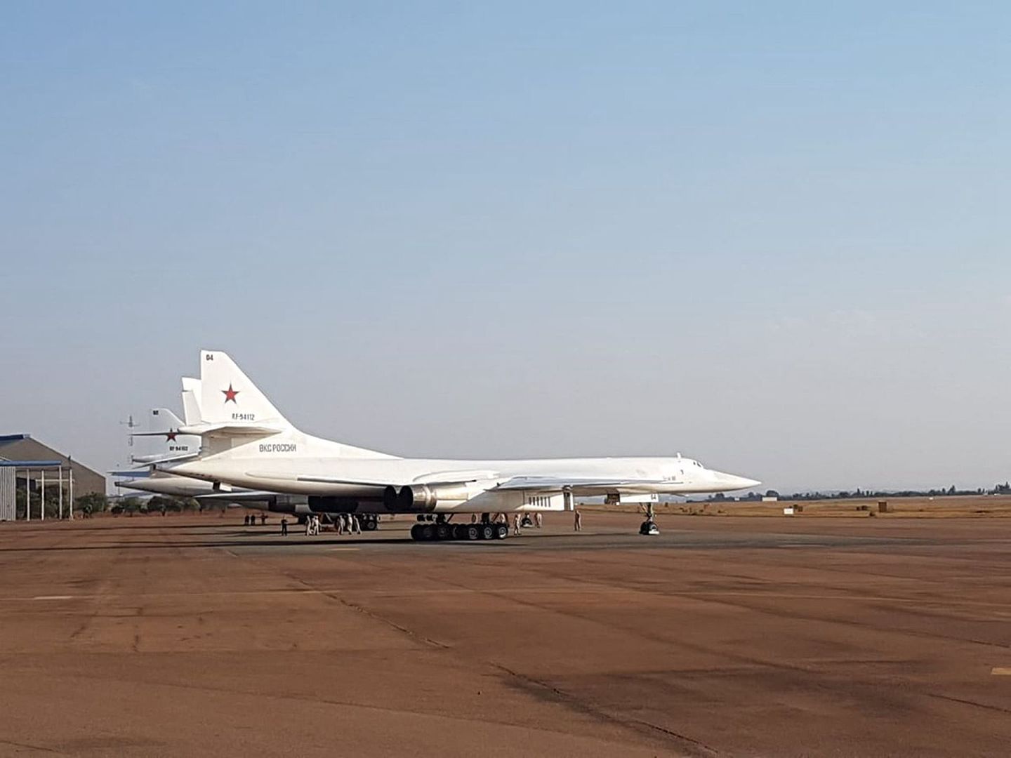 俄罗斯军方表示，俄军轰炸机的访问是为了发展双边军事合作，加强俄罗斯空天军和南非空军之间的互动。但在外界来看，俄方此举来者颇为不善。（Twitter@miladvisor）