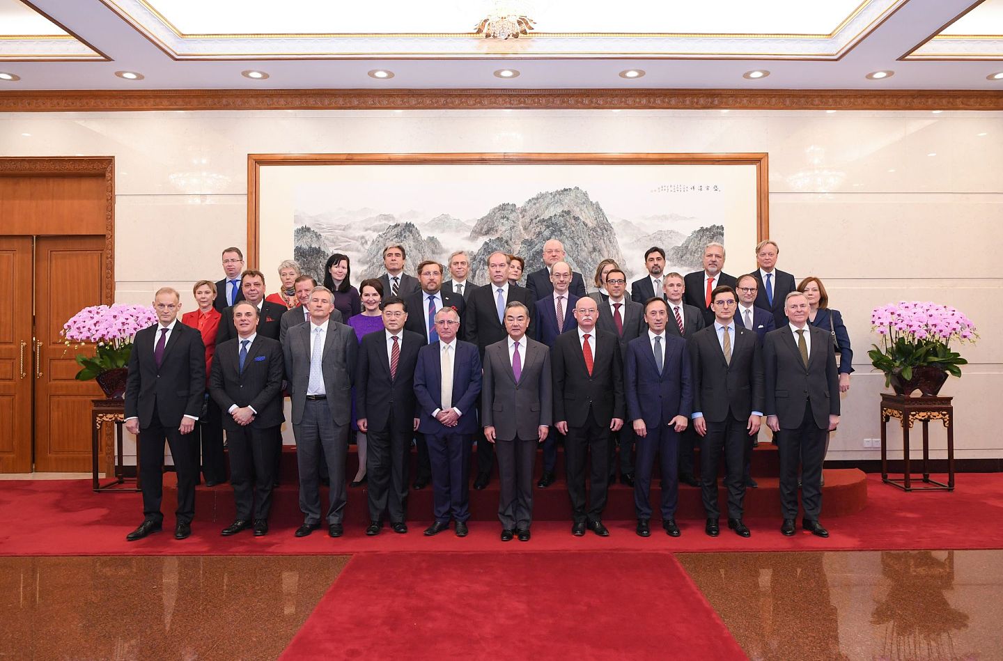 2020年 12月21日，中国国务委员兼外长王毅在北京集体会见欧盟及27个成员国驻华使节。（新华社）