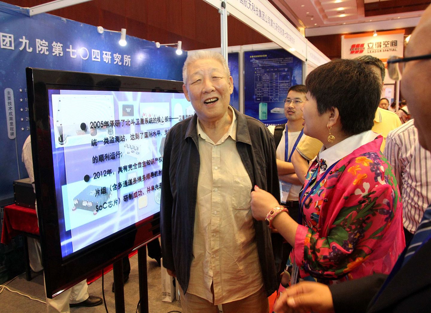 2014年9月11日，首任北斗卫星导航系统总设计师孙家栋在接受记者采访。（视觉中国）