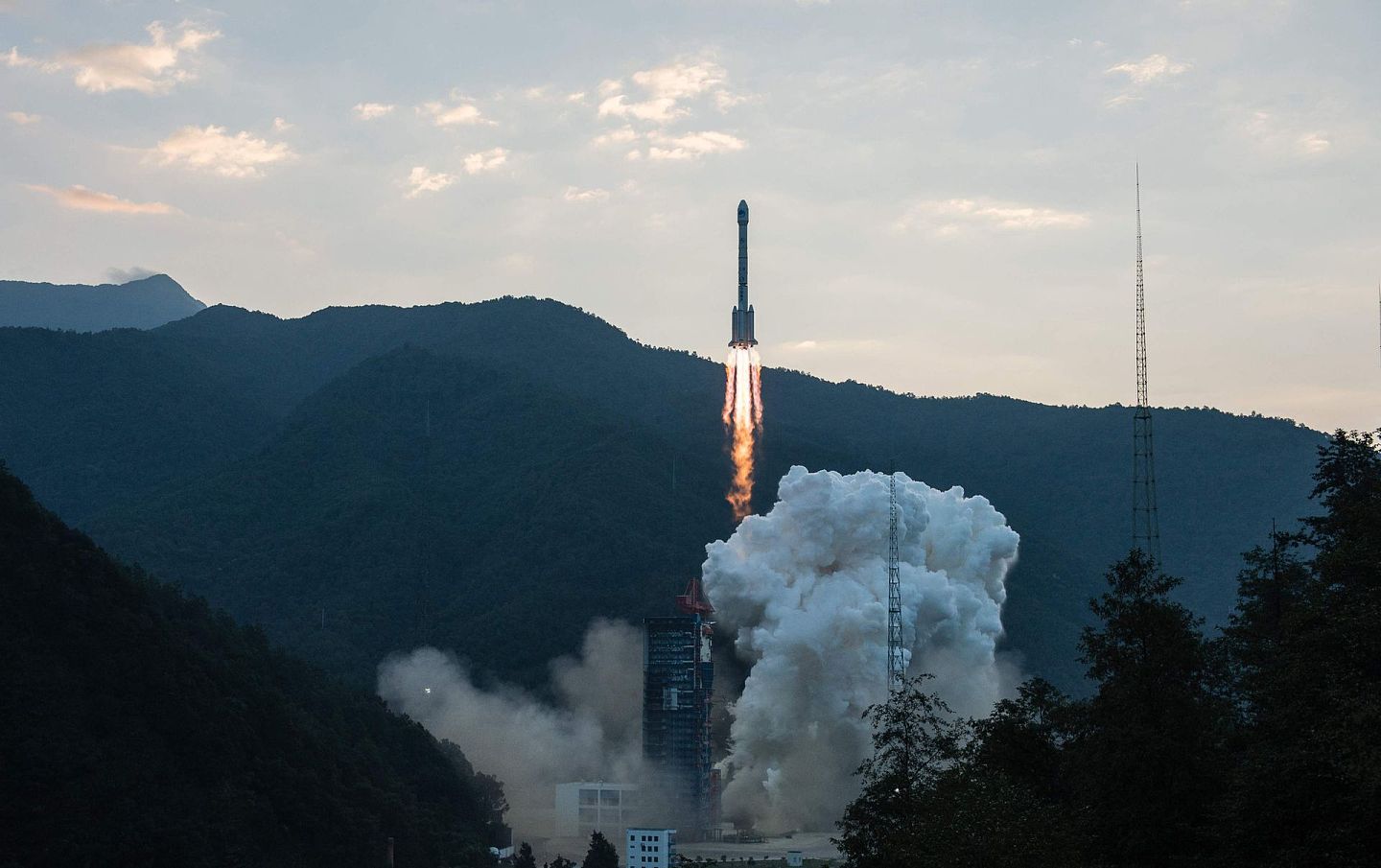 2015年9月30日，中国在西昌卫星发射中心用长征三号乙运载火箭成功将一颗北斗导航卫星发射升空。（新华社）