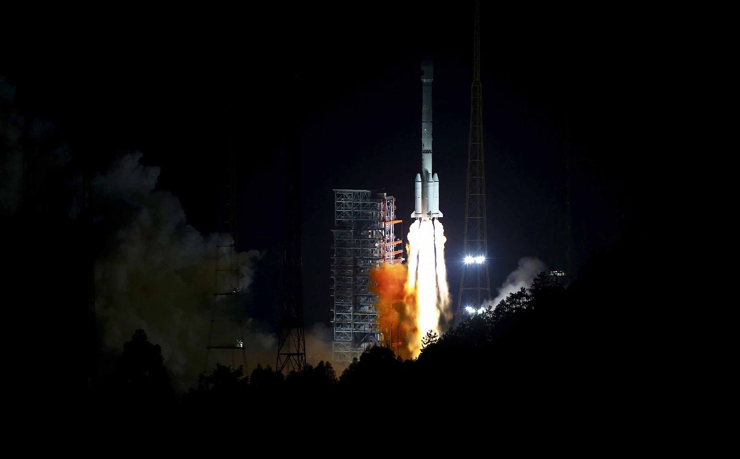 2017年11月5日，中国在西昌卫星发射中心用长征三号乙运载火箭，以“一箭双星”方式成功发射第24、25颗北斗导航卫星。（视觉中国）