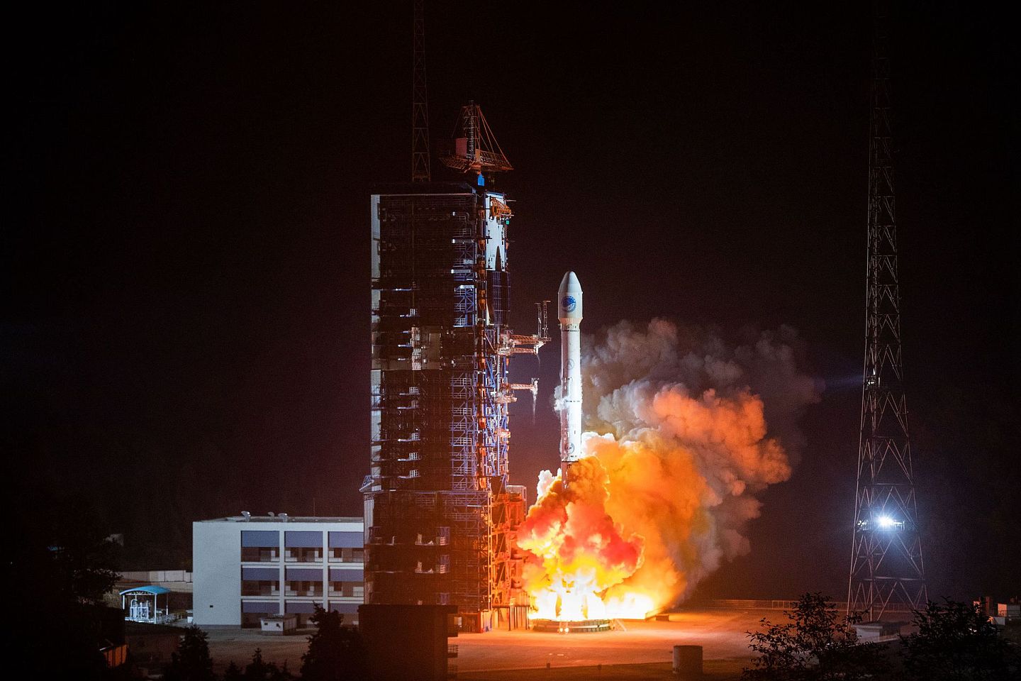 2018年11月19日，中国在西昌卫星发射中心用长征三号乙运载火箭，以“一箭双星”方式成功发射第42、43颗北斗导航卫星。（视觉中国）