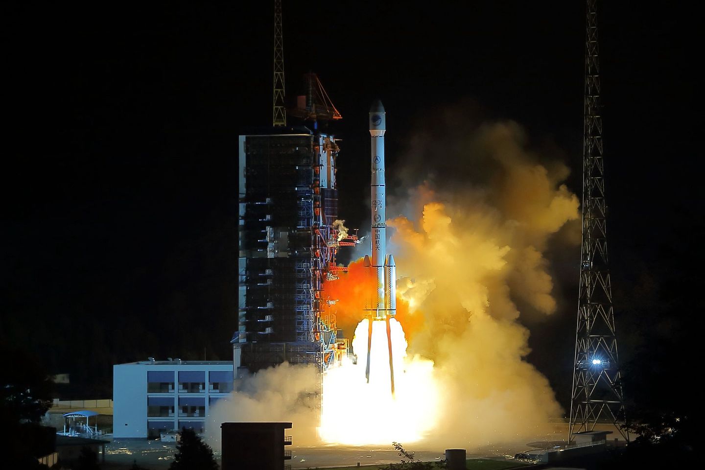 2016年6月12日，中国在西昌卫星发射中心用长征三号丙运载火箭，成功发射第23颗北斗导航卫星。（视觉中国）