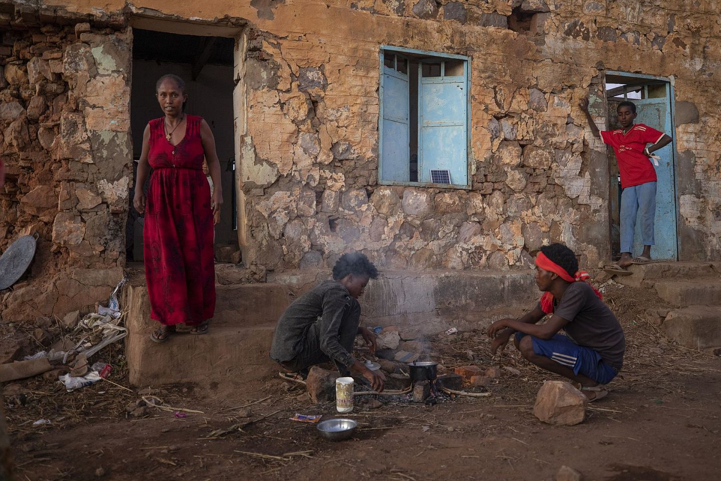 埃塞俄比亚西部本尚古勒-古马兹州23日晚的枪击事件已造成逾100人死亡。图为2020年12月7日，在苏丹东部Qadarif的Umm Rakouba难民营，逃离埃塞俄比亚提格雷地区冲突的提格雷人在他们的临时避难所前生火准备晚餐。（AP）