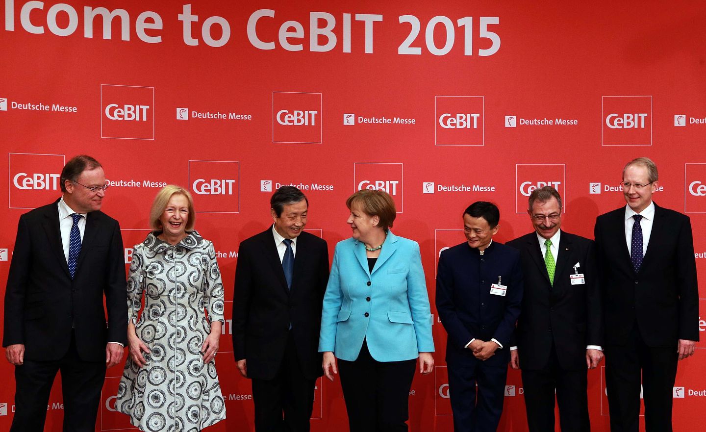 随着信息时代的带来，数字经济成为全球热点话题。2015年3月15日，主题为“数字经济”的汉诺威IT展开幕式在德国举行，图为中国国务院副总理马凯（左三）、德国总理默克尔（左四）出席开幕式。（新华社）