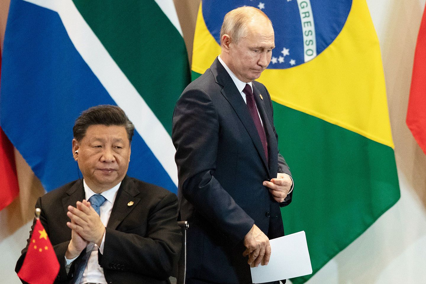 中俄领导人都非常重视双边战略合作关系。图为2019年11月，中国国家主席习近平（左）与俄罗斯总统普京出席金砖领导人峰会。（AP）