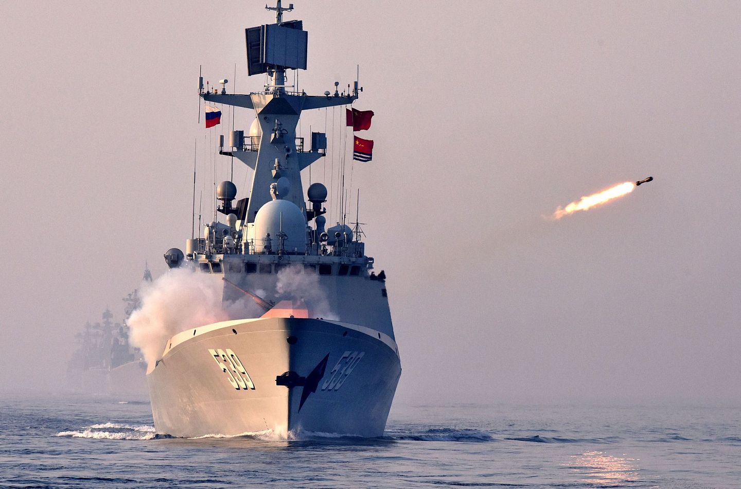 除了空中联合战略巡航，中俄在海上的联合军事演习也已经机制化。图为 2019年5月中俄“海上联合-2019”军事演习中，一艘中国海军导弹护卫舰在联合反潜课目中实施火箭深弹发射。（新华社）