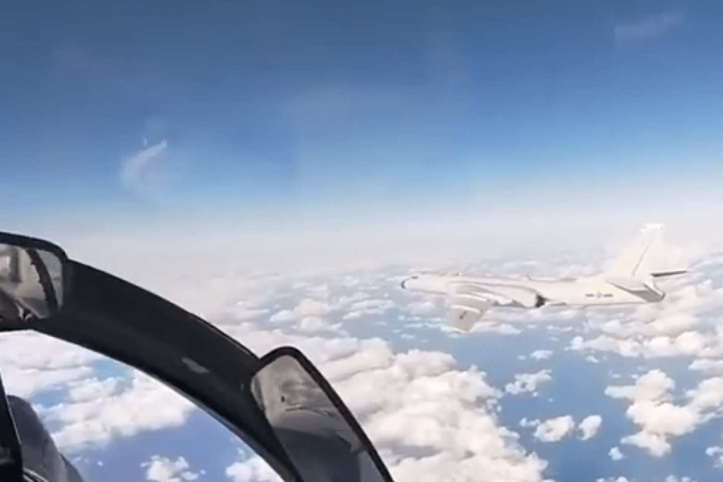 在俄罗斯国防部12月23日发布的视频中，除展示图-95机队雪中起飞外，还特别让苏-27机队飞行员用头戴摄像机拍摄了为轰-6护航的一幕。（俄罗斯国防部视频截图）
