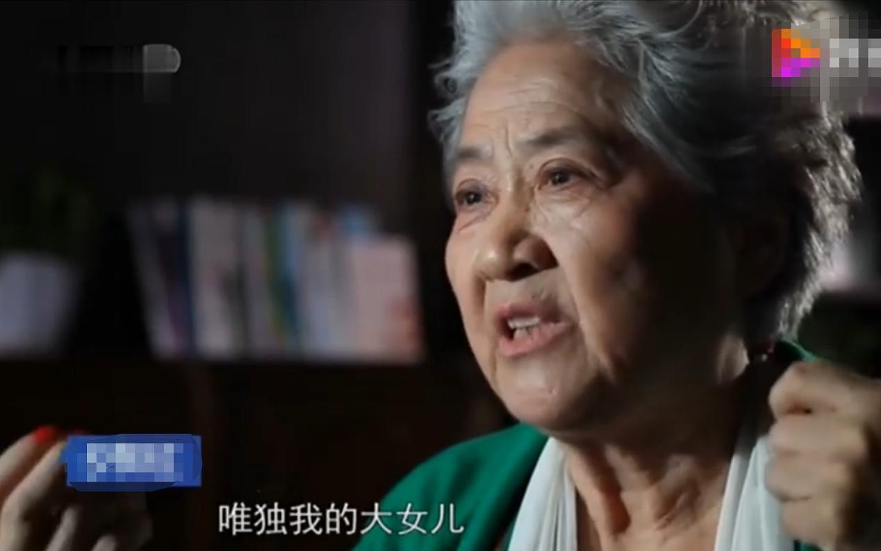 朱迅崩溃哭喊妈妈回家吧，84岁母亲国外独居多年，母女心结难解