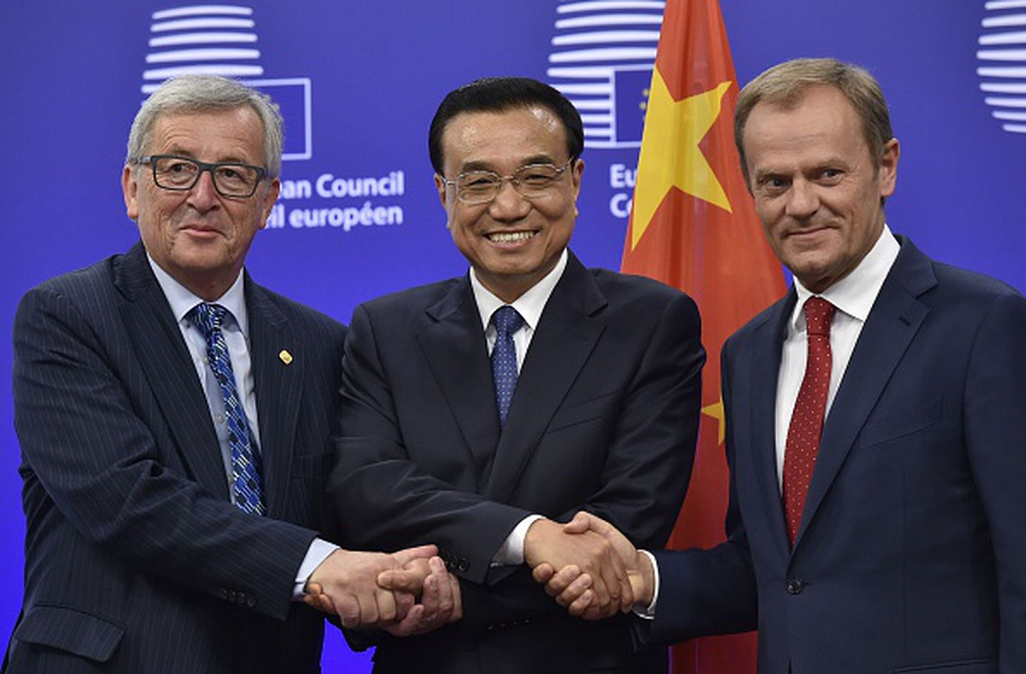 2015年6月29日，时任欧委会主席容克（左）、欧洲理事会主席图斯克（Donald Tusk，中）与到访的中国国务院总理李克强在会晤结束之后合影留念。（Getty Images）