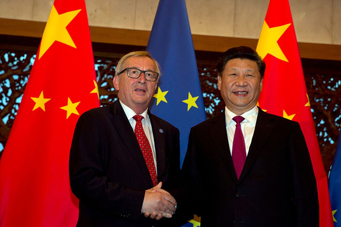 2016年6月12日，第18届中欧领导人峰会期间，中国国家主席习近平（右）在钓鱼台国宾馆接见到访的时任欧委会主席容克（左），并举行会晤。（Getty Images）