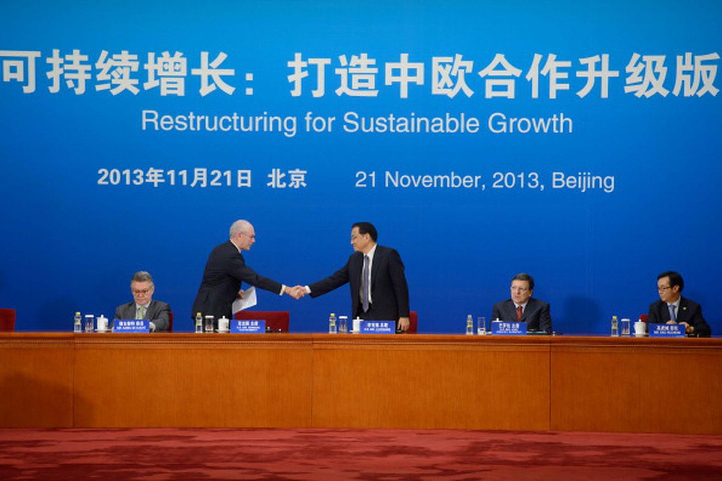 2013年11月21日，中国国务院总理李克强在人民大会堂与到访的时任欧委会主席范龙佩（ Herman Van Rompuy）共同主席中欧全面投资协定谈判的启动仪式。（Getty Images）
