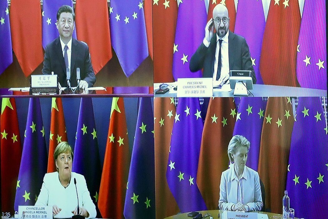 9月的虚拟峰会上，中国国家主席习近平（左上）与欧洲理事会主席查尔斯·米歇尔（右上）、欧盟委员会主席乌尔苏拉·冯德莱恩（右下）和默克尔。
