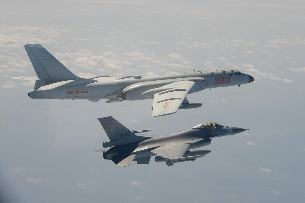台湾今年2月公布的一张照片显示，一架中国轰-6轰炸机接近一架台湾F-16战斗机。近几周里，中国几乎每天派飞机侵扰台湾领空。