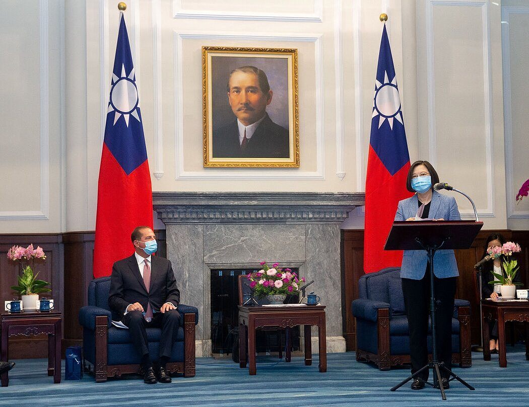 台湾官方媒体拍摄的一张照片显示，美国卫生与公众服务部部长亚历克斯·M·阿扎二世（左）8月在台北与台湾领导人蔡英文在一起。