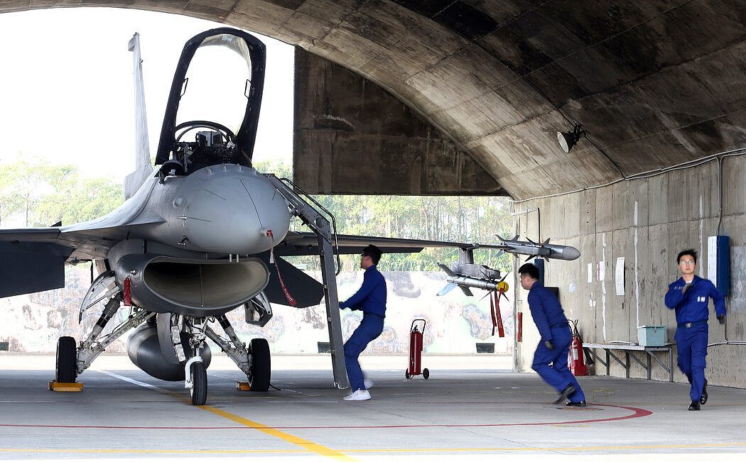 1月，台湾空军在演习中冲向一架美国制造的F-16V战斗机。