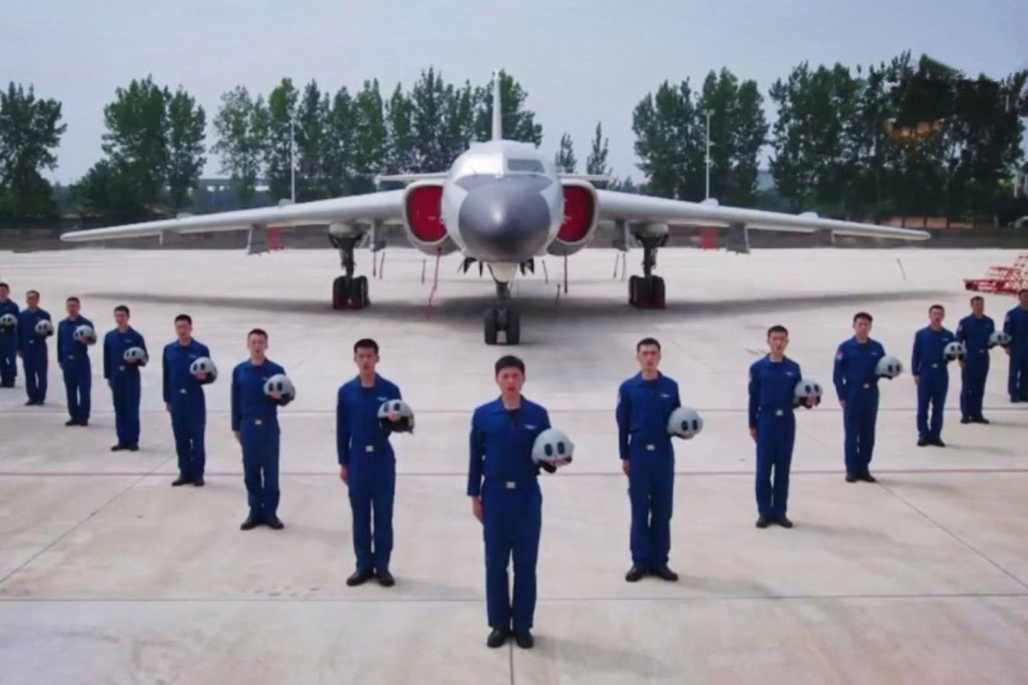 2020年8月24日，中国军方公开宣传轰-6K战略轰炸机。图为飞行员站在轰-6K前摆出箭形。（中国央视截图）