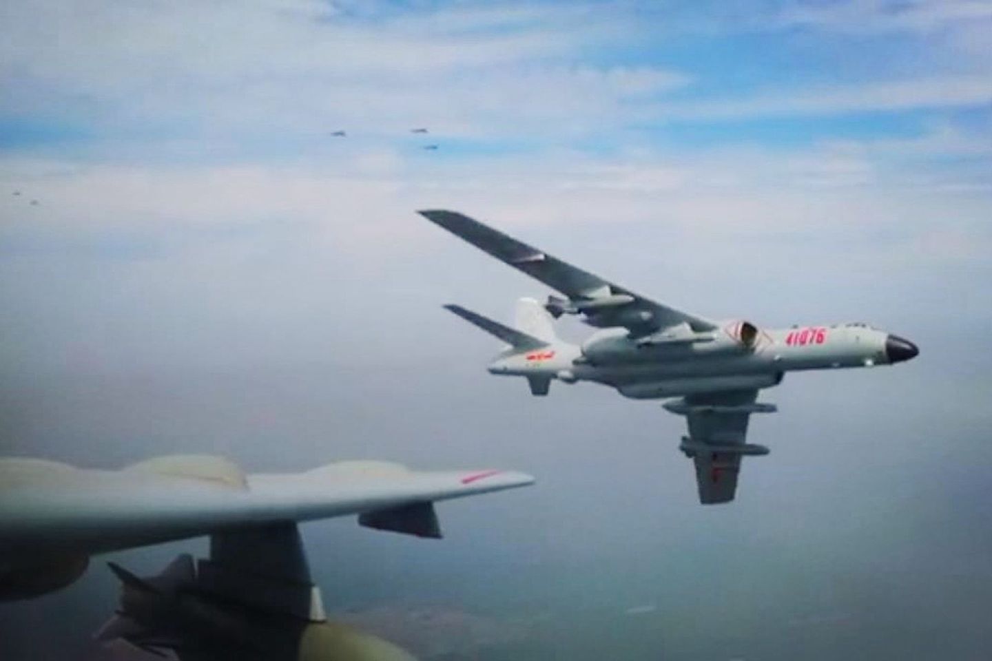 2020年8月24日，中国军方公开宣传轰-6K战略轰炸机。图为轰-6K挂弹脱离编队。（中国央视截图）