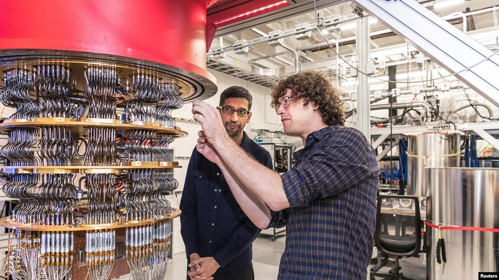 谷歌公司首席执行官桑德尔·皮查伊（左）在美加州圣塔芭芭拉实验室观看谷歌资深科学家桑科在谷歌量子计算机上工作。（2019年10月）