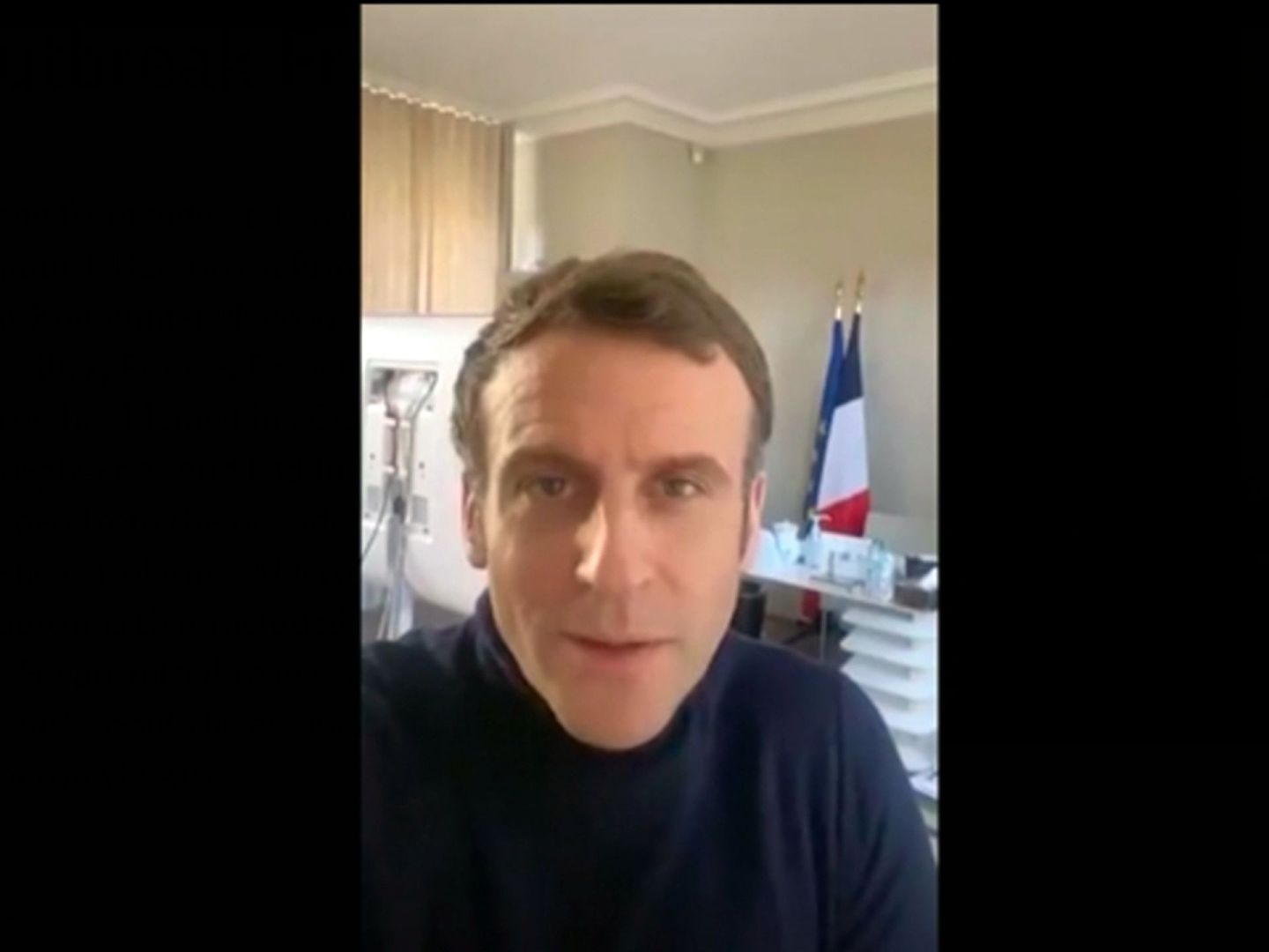 2020年12月18日，法国总统马克龙在凡尔赛住所内自拍视频。他说，感染新冠肺炎是因为自己不小心，也是恰好碰上了坏运气。（AP）