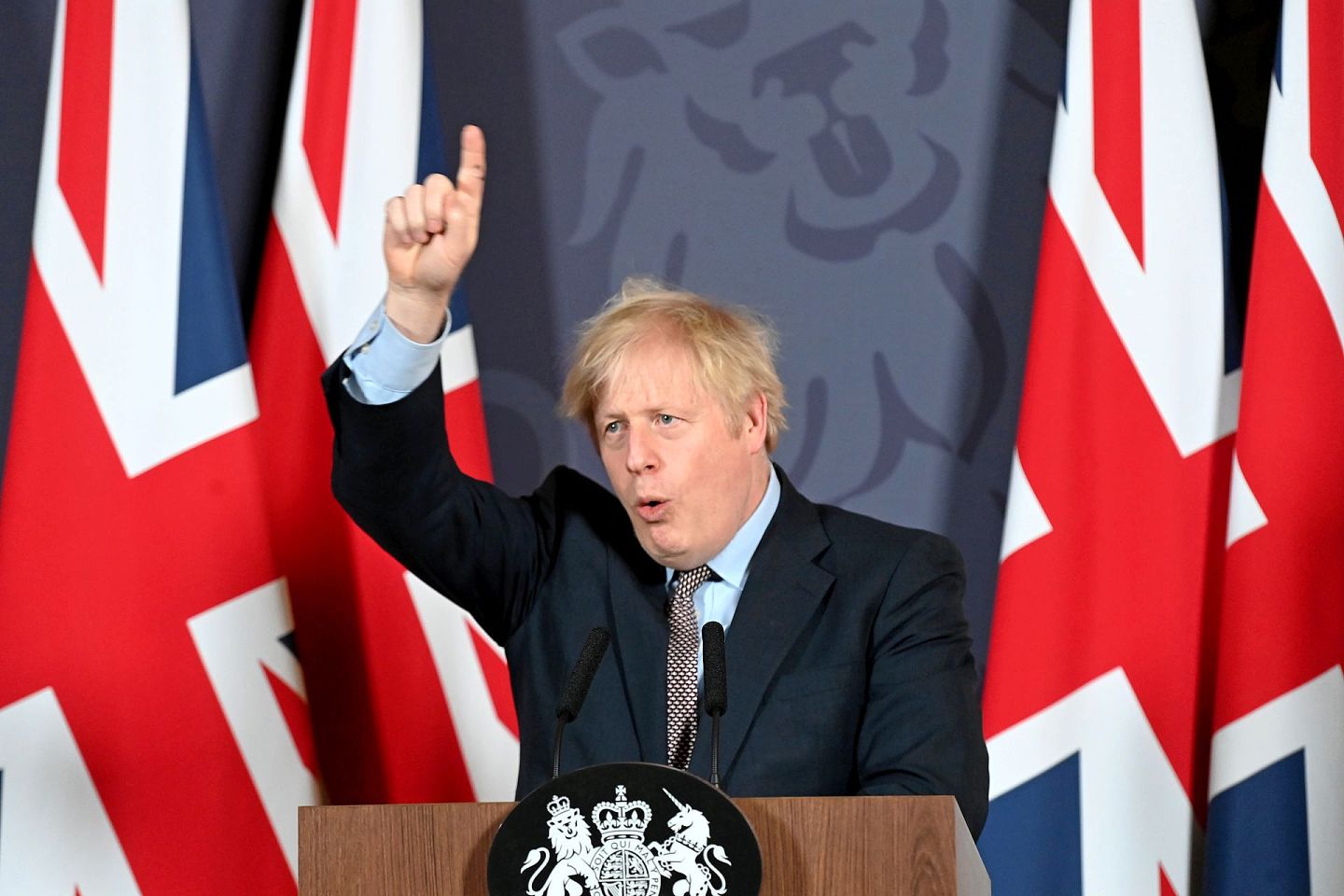 图为英国首相约翰逊12月24日在唐宁街见记者，讲述与欧盟谈判结果（Reuters）