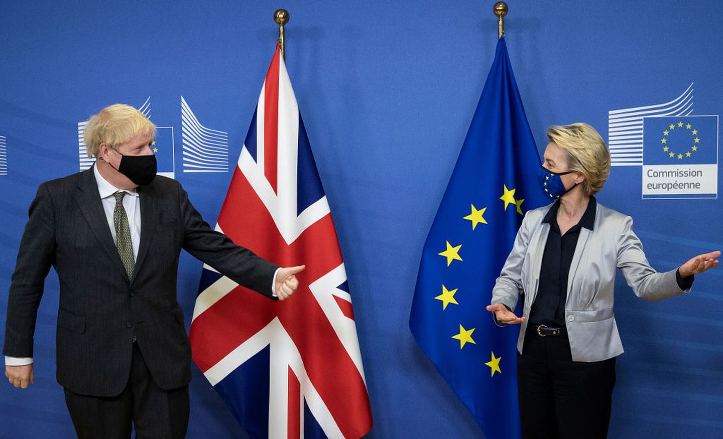 英国脱欧：图为英国首相约翰逊（左）12月9日与欧盟委员会主席冯德莱恩（右）在比利时首都布鲁塞尔的合照（Getty）