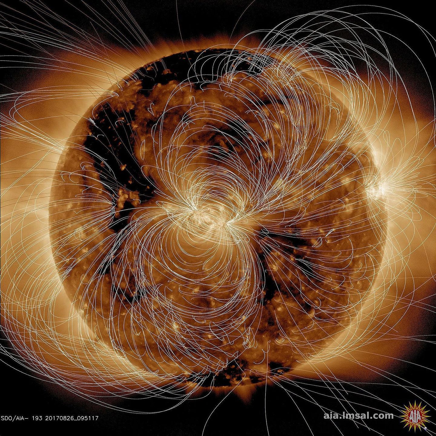 太阳是人类的能量之源，人类的终极能源还是要向太阳内部去寻找，在地球上模拟太阳内部的聚变反应即受控核聚变，也被成为“人造太阳”。图为2018年美国国家航天局（NASA）公布的一张令人难以置信的太阳“爆炸”图像。（视觉中国）