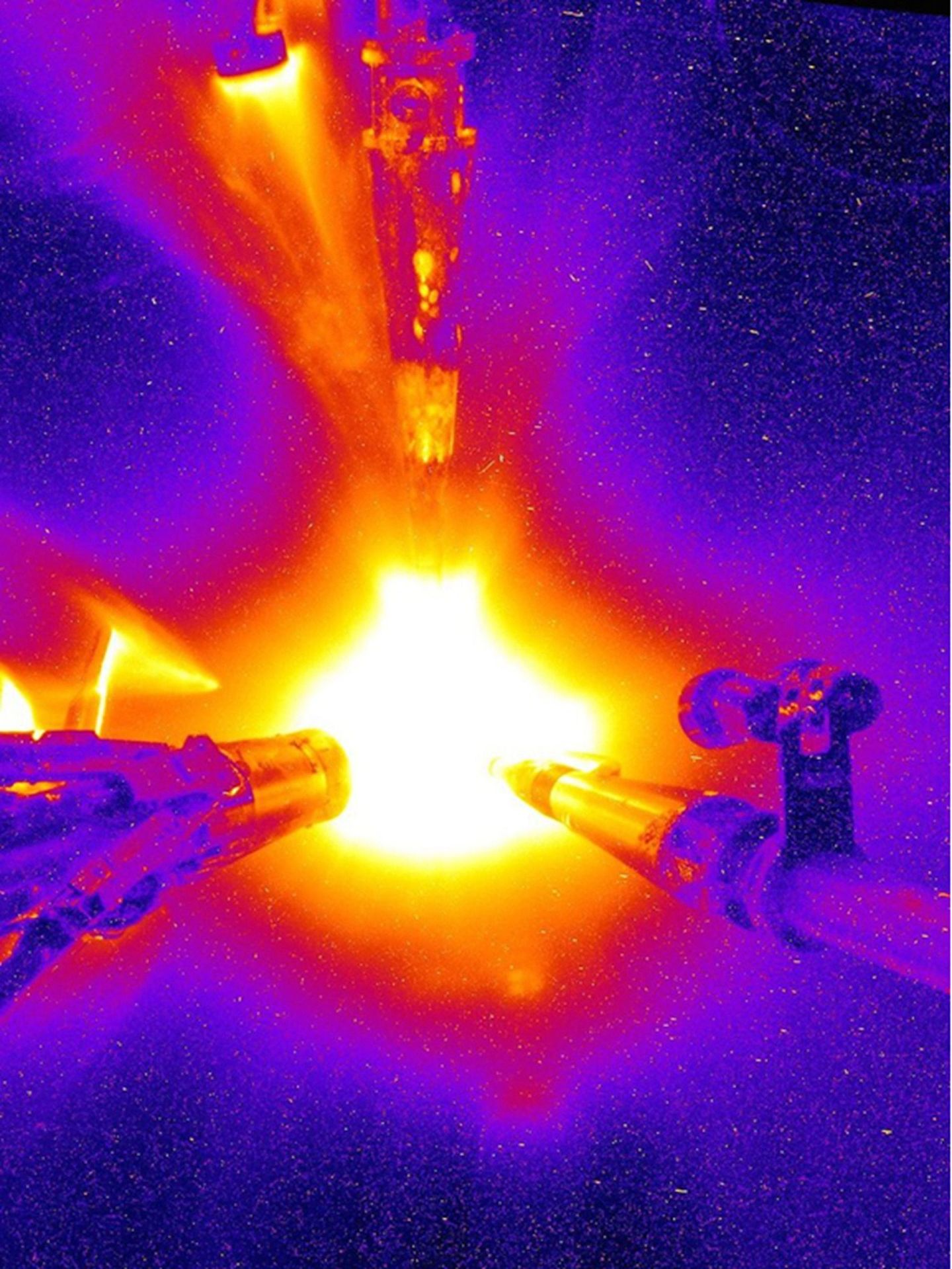 2016年美国国家点火装置激光脉冲轰击氘氚实验照片。（劳伦斯利弗莫尔国家实验室官网）