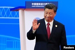 中国国家主席习近平在上海举行的第二届中国国际进口博览会开幕式上讲话后向与会者招手。（2019年11月5日）