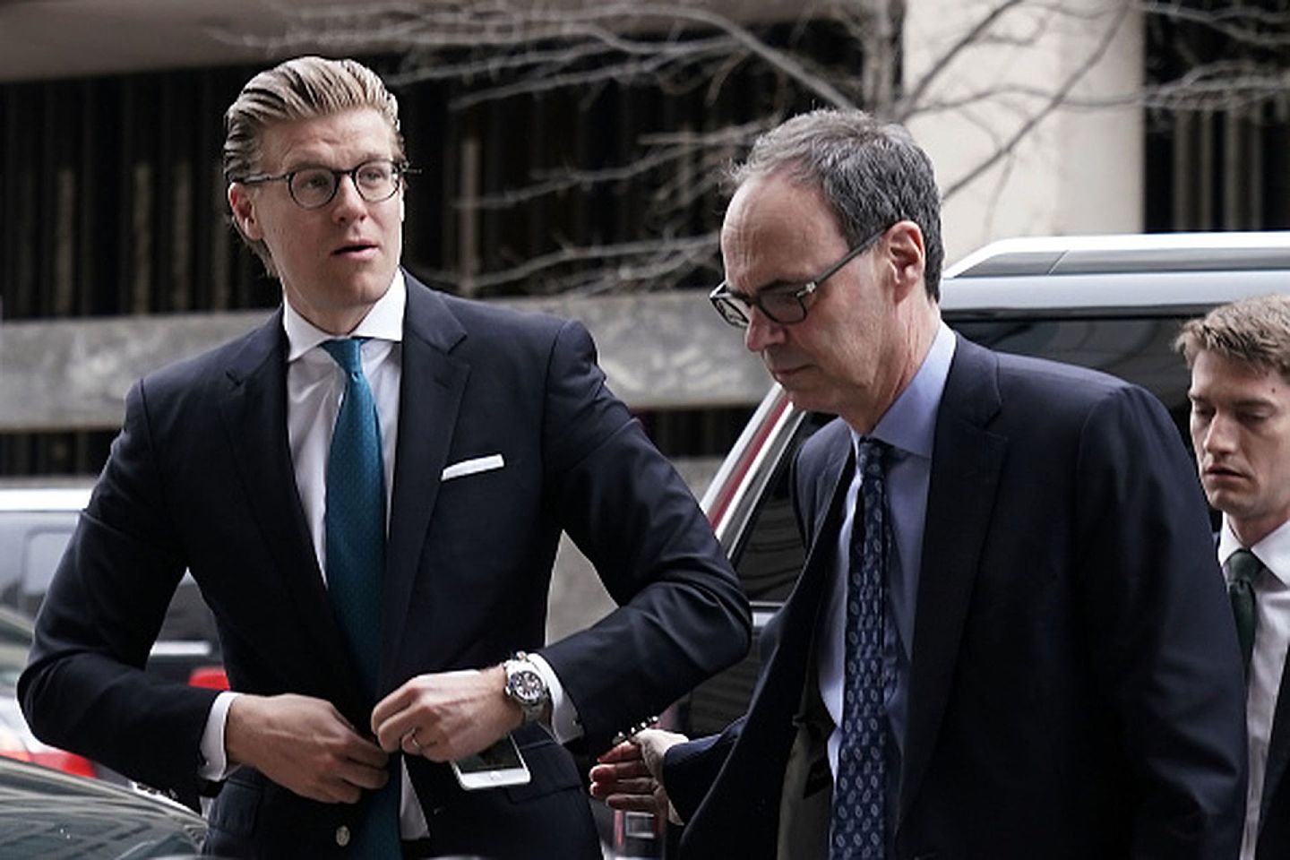 2018年4月3日，兹万律师（左）到达美国华盛顿一地方法院出席量刑听证会。他在2月向特别检察官米勒（Robert Mueller）认罪，承认与盖茨（Rick Gates）的往来，后者是特朗普竞选经理马纳福特（Paul Manafort）的前合伙人。（Getty Images）