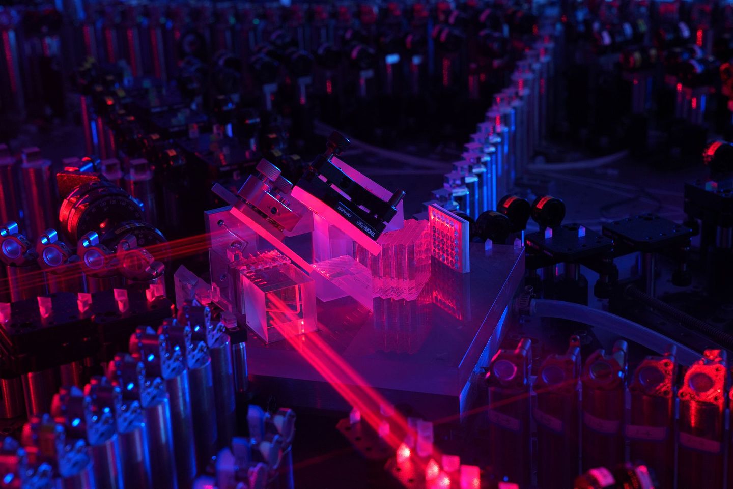 12月4日，中国科学技术大学宣布该校潘建伟等人成功构建76个光子的量子计算原型机“九章”，仅用200秒就能求解算法。（新华社）