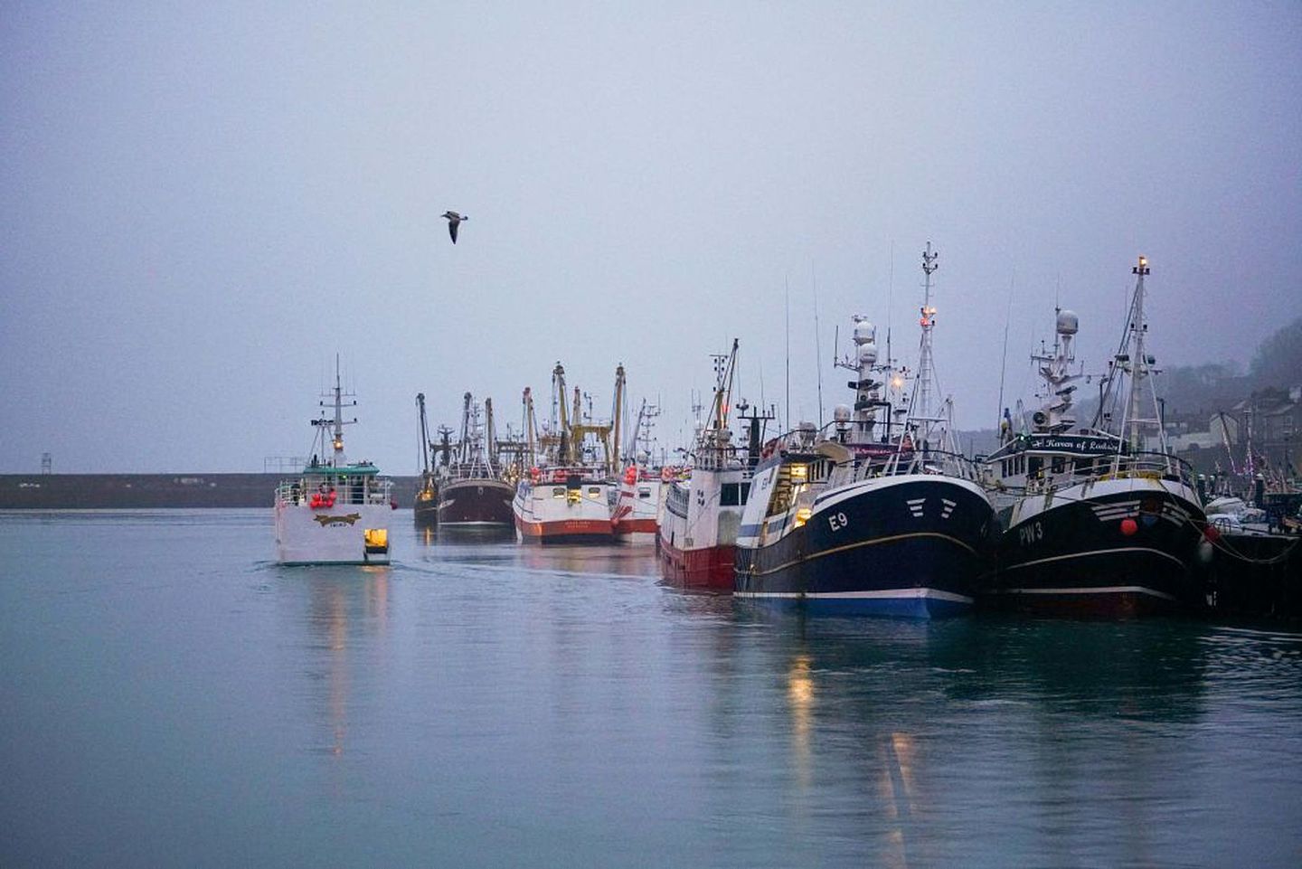 在英欧谈判的最后阶段，捕鱼权一直是双方争执的议题之一。图为12月22日英格兰水域的渔船。（Getty）
