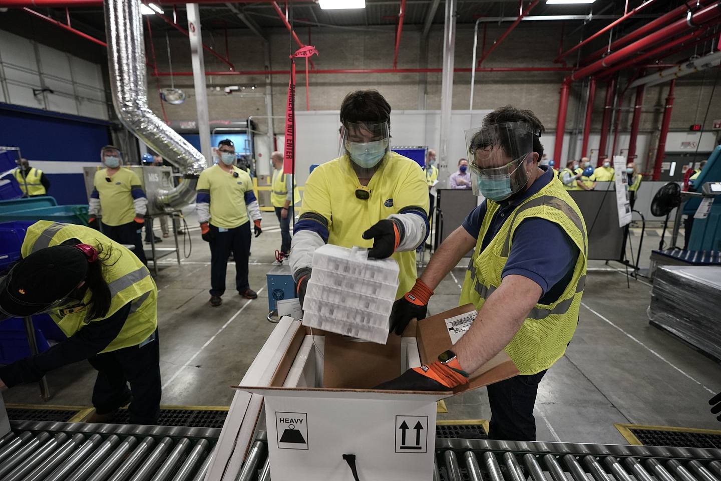 12月13日，位於密歇根州輝瑞工廠內的工人正在準備運輸輝瑞/BioNTech疫苗。（Getty）