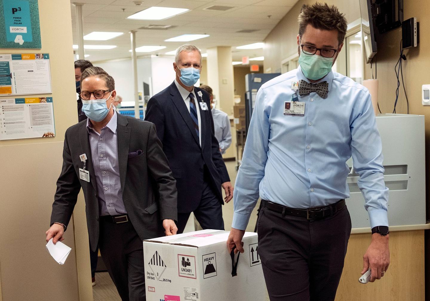 12月15日明尼蘇達州的一家醫院裡，工作人員正在運送剛剛抵達醫院的一箱輝瑞/BioNTech疫苗。 （Gettu）