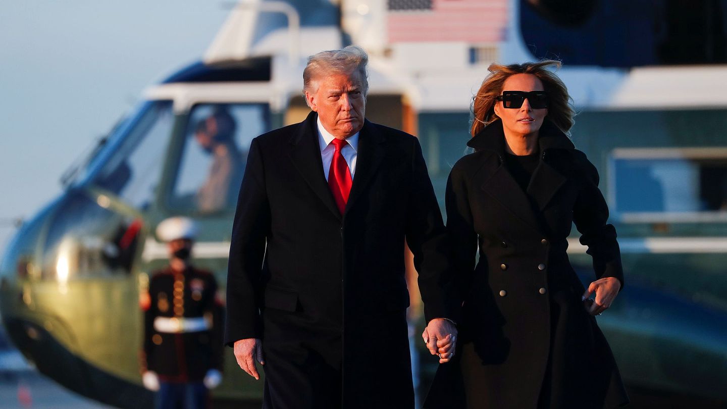 2020年12月23日，特朗普和夫人梅拉尼娅在马里兰州空军基地牵手前行。（Reuters）