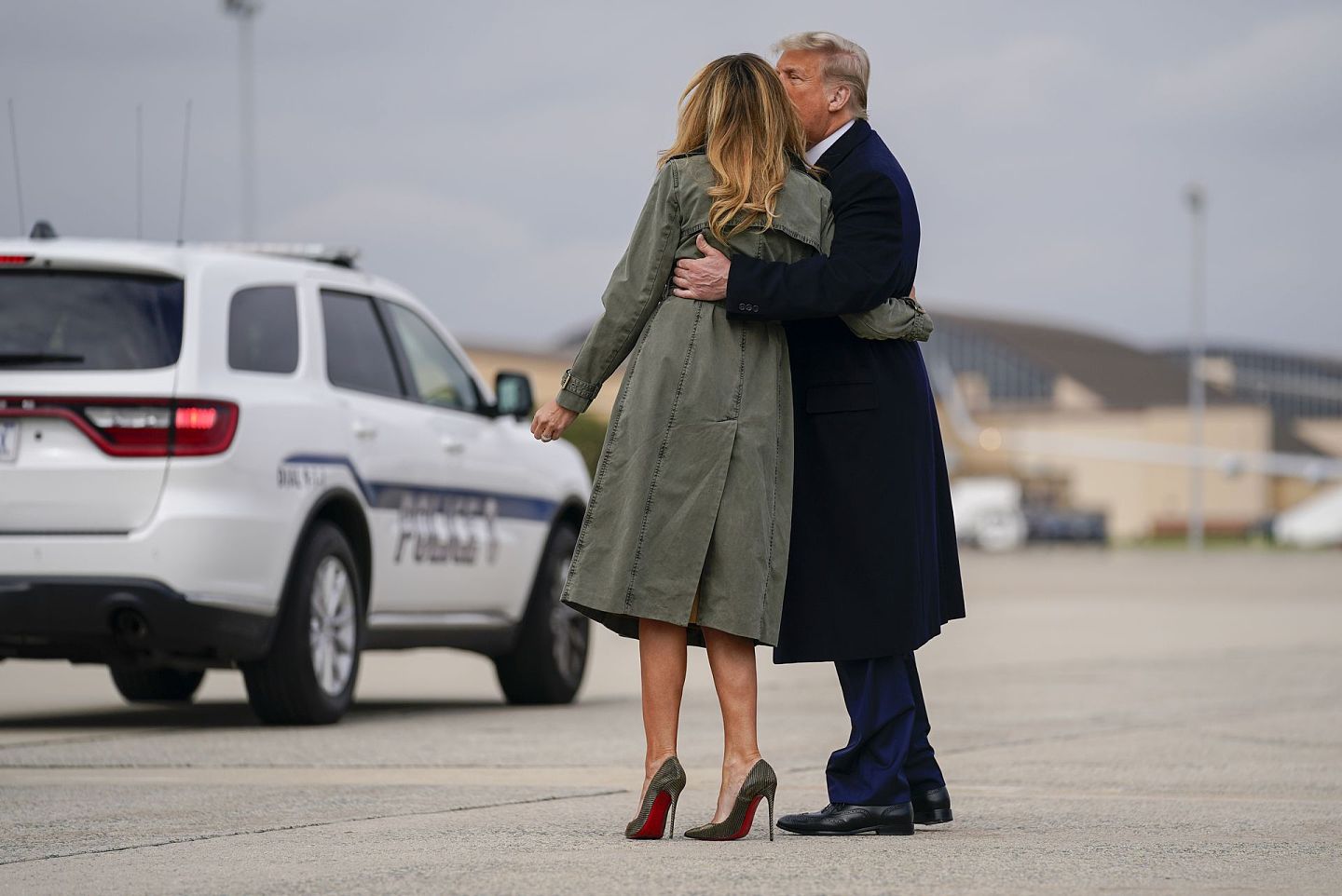 2020年10月27日，特朗普在登上空军一号前往密歇根州、威斯康星州和内布拉斯加州参加为期一天的竞选集会前接受记者采访后亲吻梅拉尼娅。（AP）