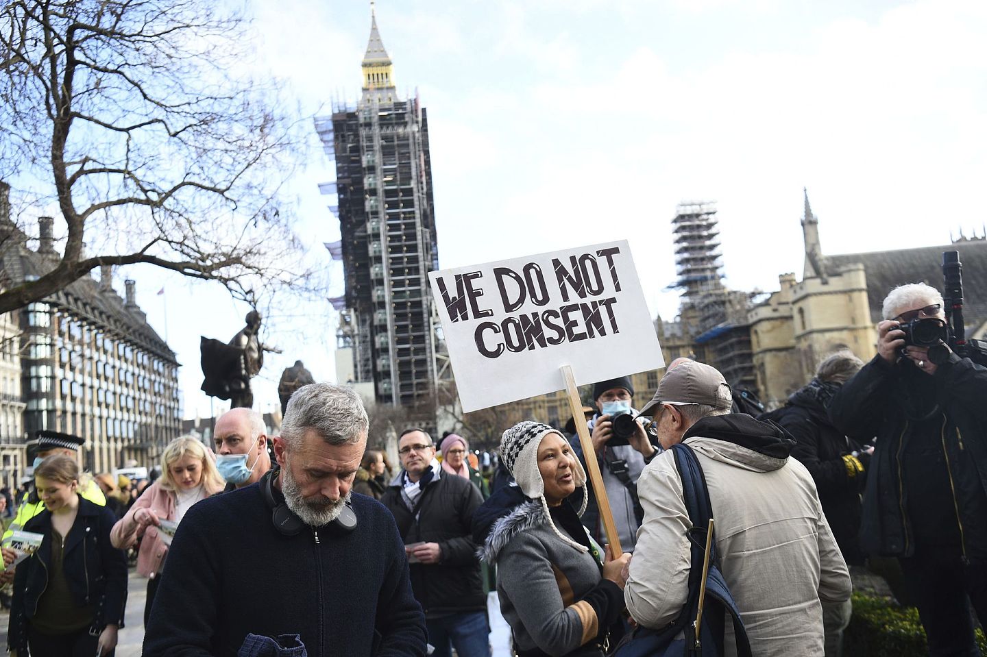 2020年12月19日星期六，在伦敦市中心的议会广场举行的冠状病毒反封锁抗议活动中，示威者正在游行。（AP）