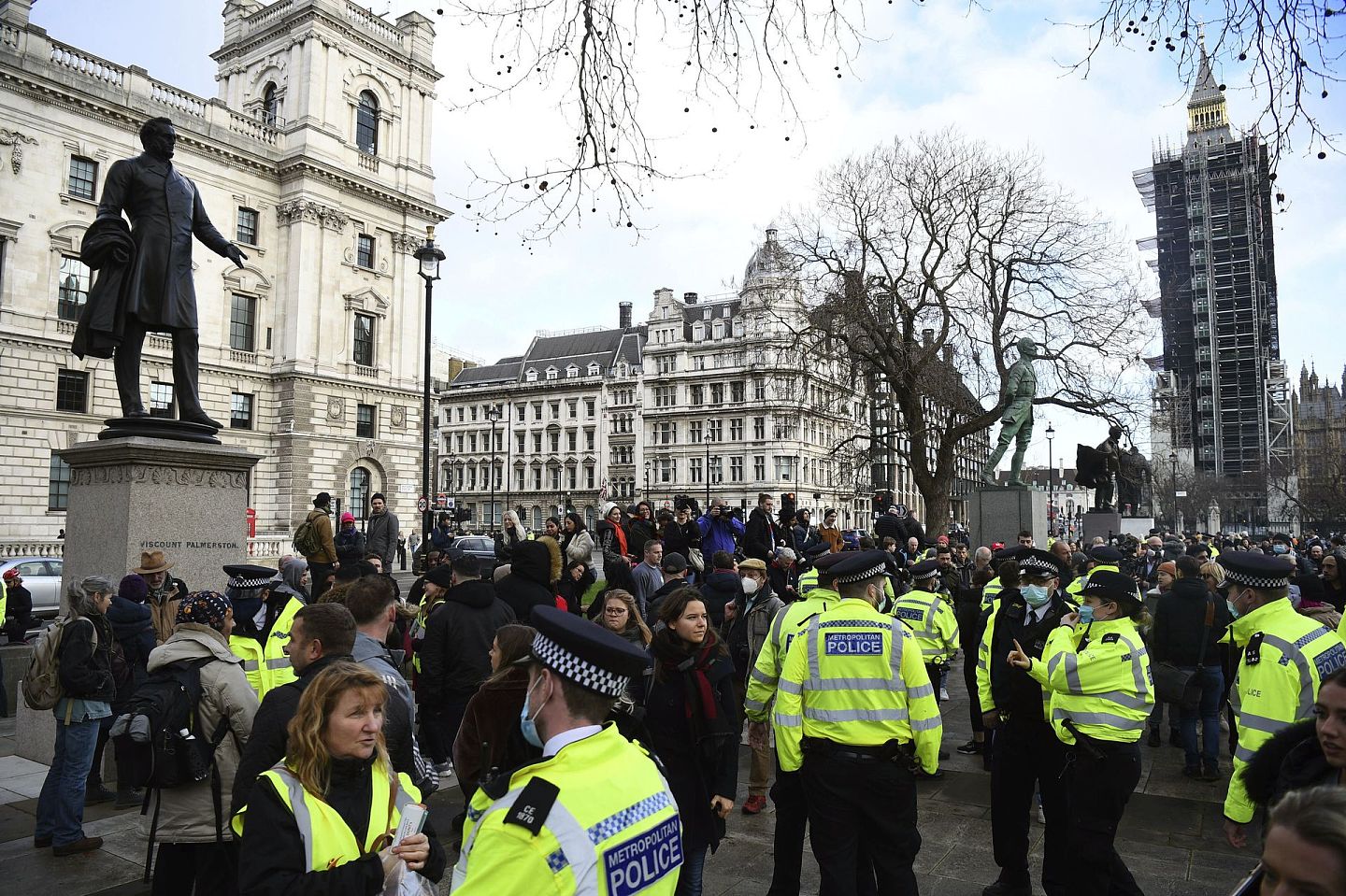 2020年12月19日星期六，警察和示威者在伦敦市中心的议会广场举行新冠病毒反封锁抗议活动。（AP）