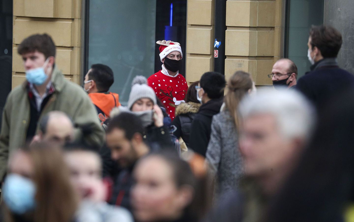 2020年12月20日星期日，英国牛津市中心的圣诞购物者。数以百万计的英国人都知道他们必须取消他们的圣诞聚会和假日购物旅行。（AP）