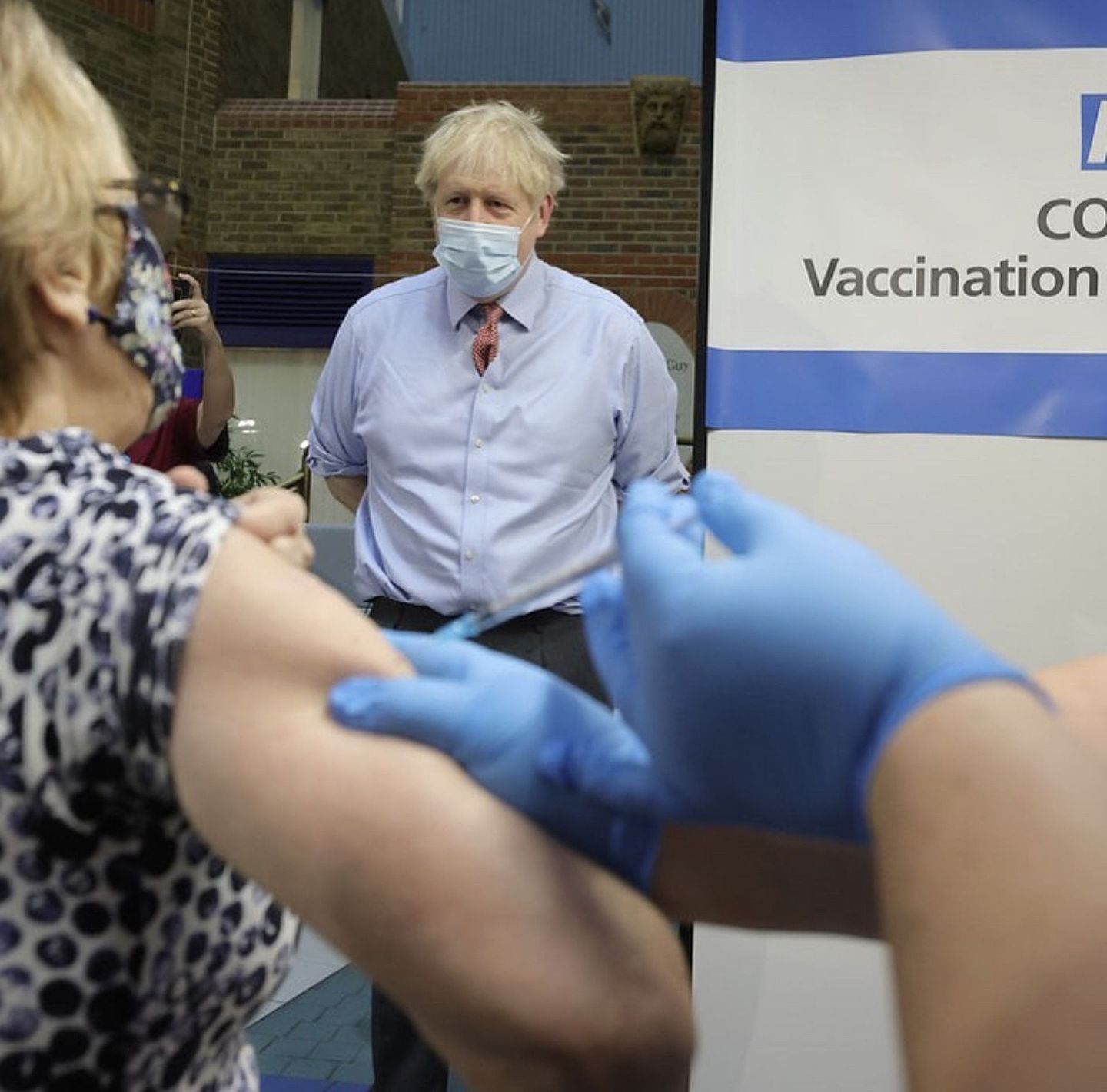 2020年12月8日，英国首相约翰逊在盖伊医院见证第一批英国民众接种美国的辉瑞新冠疫苗。（Instagram @borisjohnsonuk)