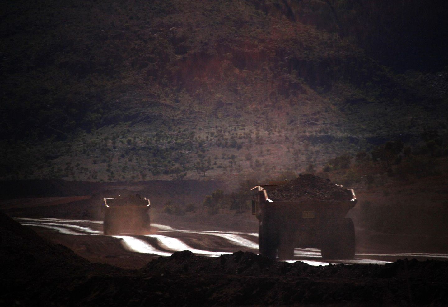澳大利亚主要铁矿产区西澳大利亚州皮尔巴拉地区，卡车满载铁矿石沿着公路向黑德兰港行驶。（Reuteres）