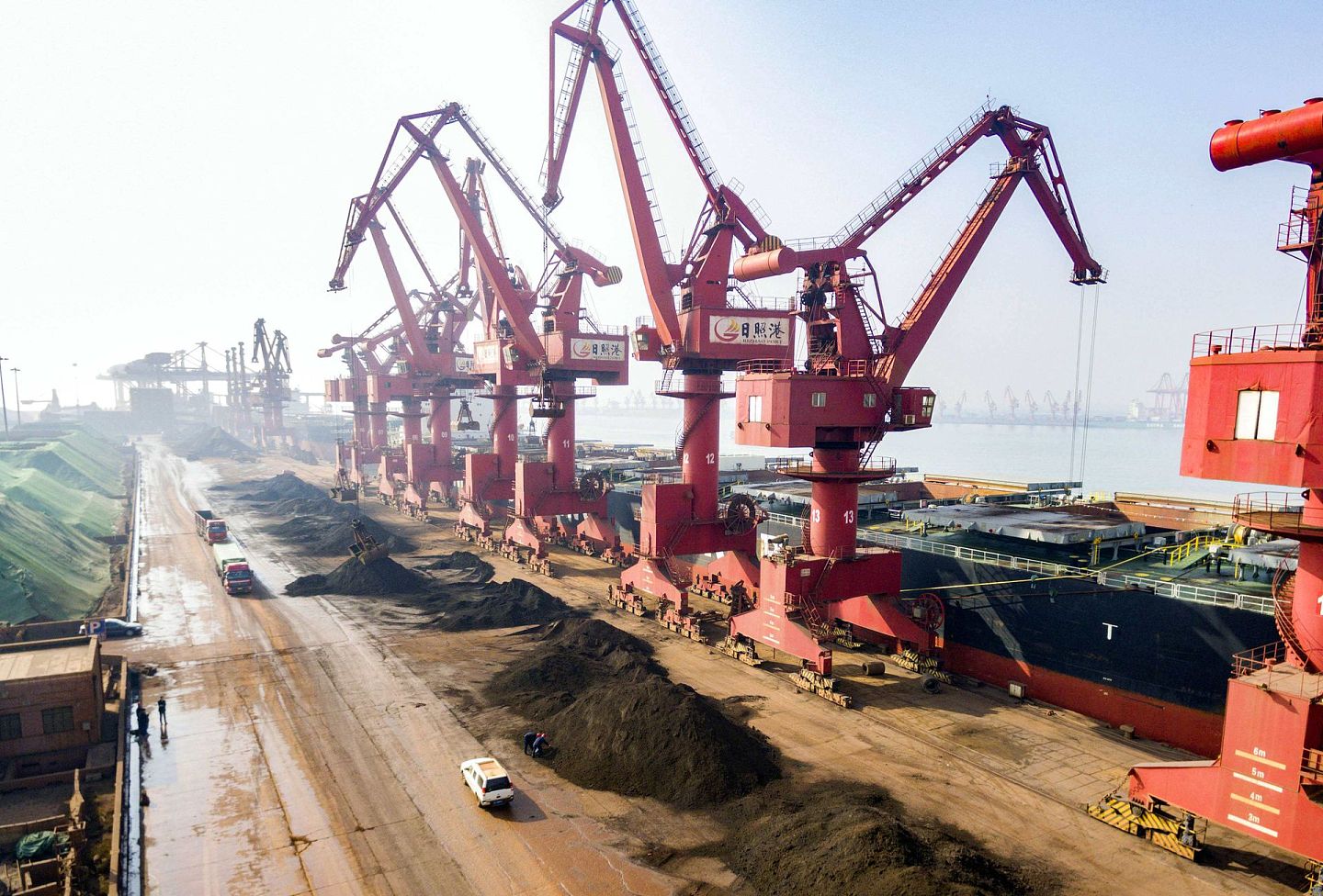 中国铁矿石主要进口港口之一的山东日照港。（新华社）
