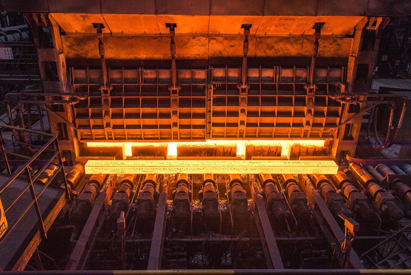 攀钢集团有限公司位于中国西南四川与云南交界处的四川省攀枝花市，基于攀枝花丰富的钒钛磁铁矿而建立，系中国最大的钒制品和铁路用钢生产基地、最大的钛原料生产基地。（视觉中国）