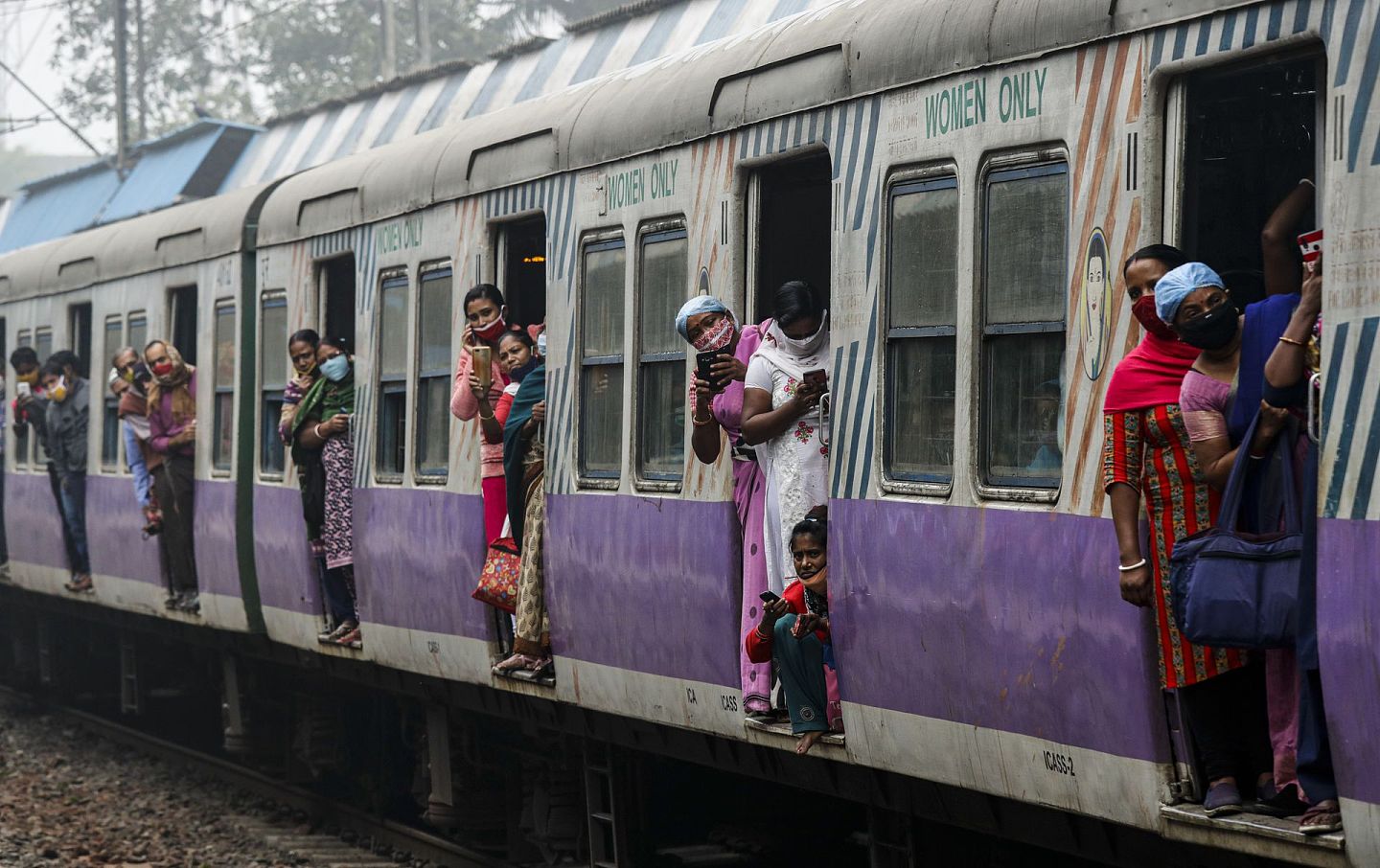 2020年12月8日，数千名抗议新农业法的印度农民在加尔各答呼聚集，导致当地铁轨被堵，民众只能滞留在火车上。（AP）