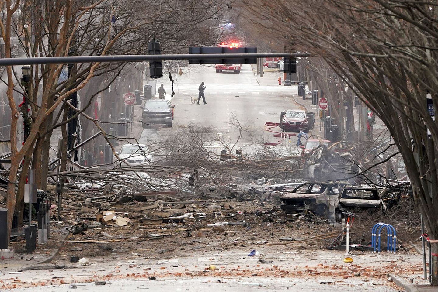 美国田纳西州爆炸案：图为12月25日摄影记者镜头下的案发现场，可见两部私家车被炸至面目全非。（AP）