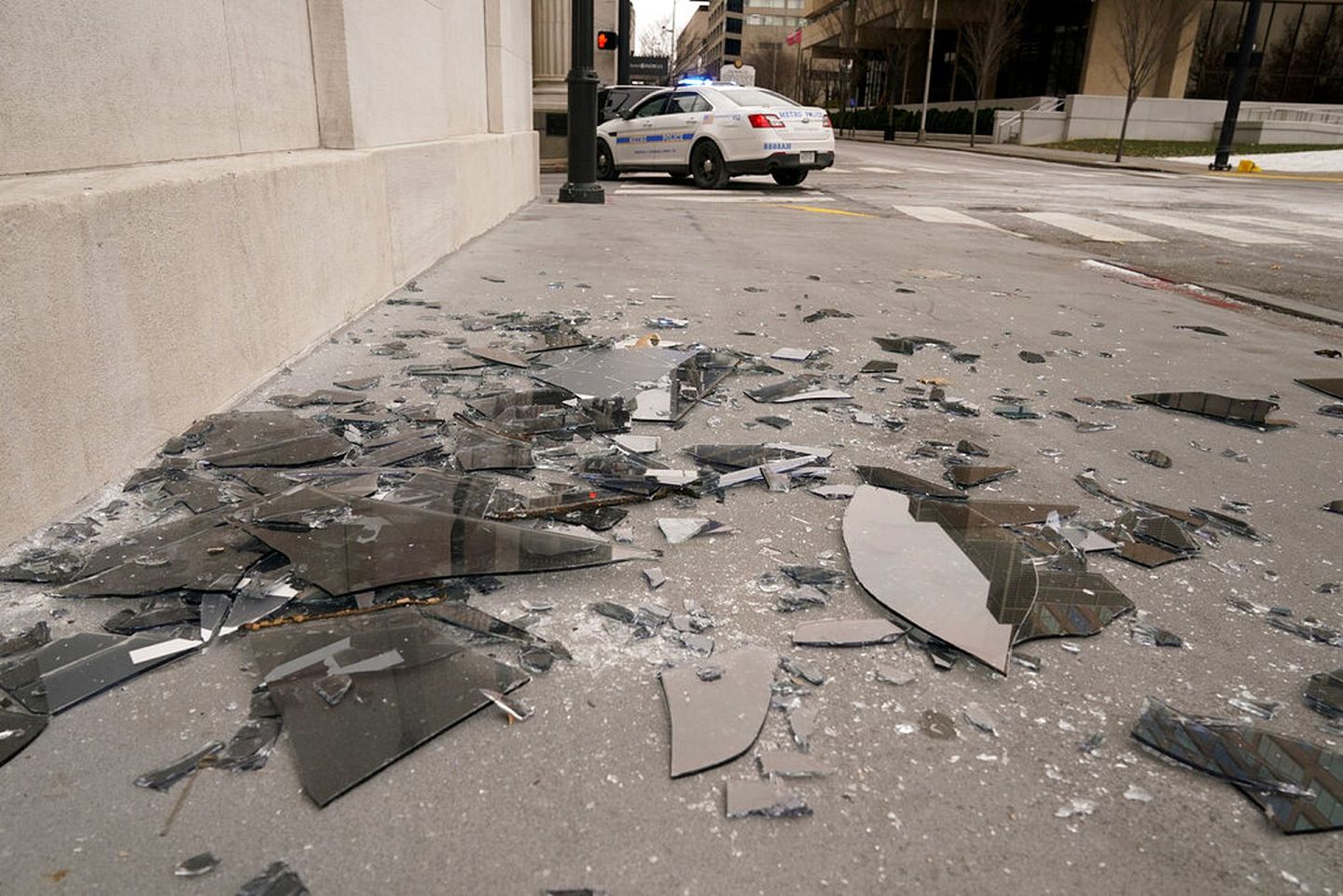 美国田纳西州爆炸案：图为12月25日，爆炸现场附近的街道上有大批玻璃碎片。（AP）
