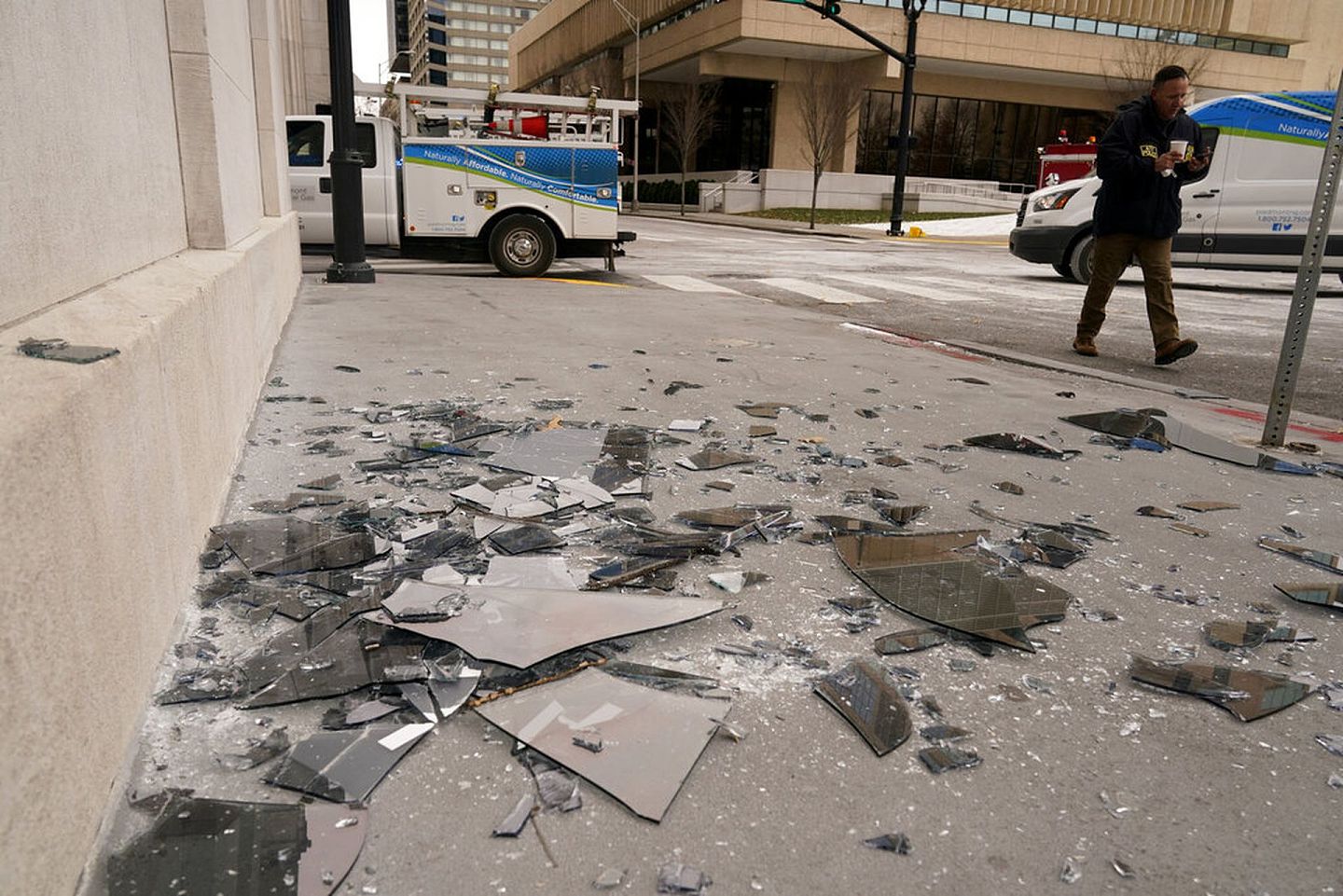 美国田纳西州爆炸案：图为12月25日，爆炸现场附近的街道上有大批玻璃碎片。（AP）
