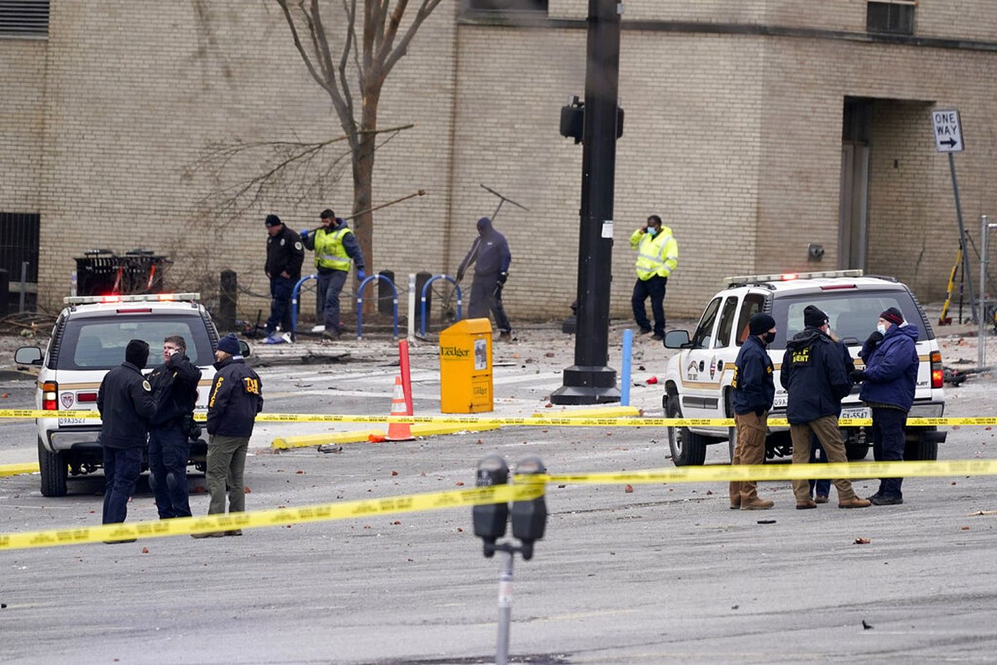 美国田纳西州爆炸案：图为12月25日警员在爆炸现场附近调查。（AP）